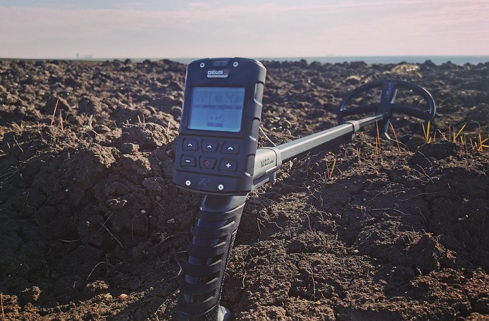 Bez dozvole iskopavao arheološke predmete u Inđiji: Policija mu zaplenila deset metal-detektora