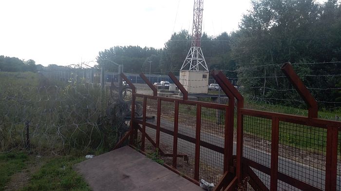 Grupa migranta probila ogradu na Horgošu 2, mađarski graničari pucali 