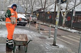 FOTO: Zimske službe na terenu, putevi vlažni, autobusi idu redovno