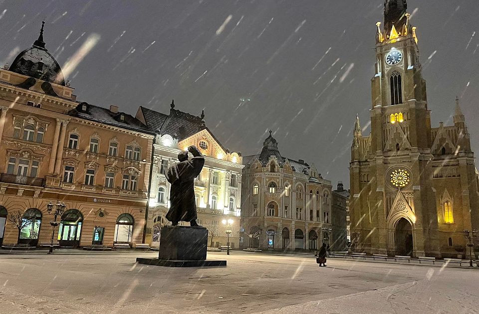 FOTO: Zbog snega koji satima pada obustavljen teretni saobraćaj preko Iriškog venca