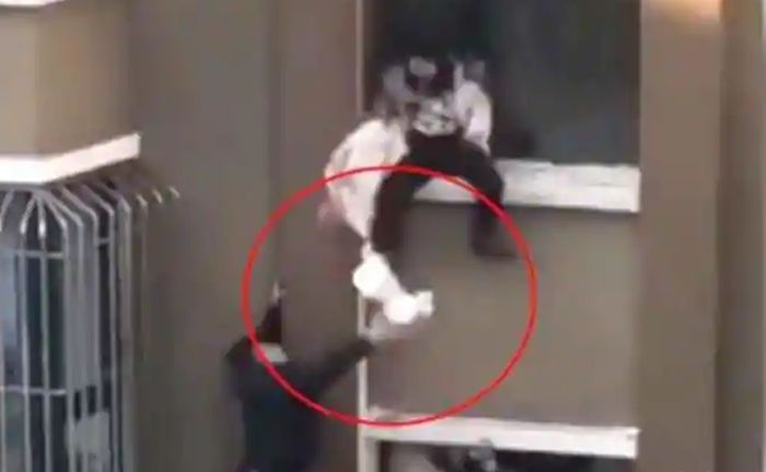 VIDEO: Uhvatio bebu koju je majka bacila s prozora da je spasi od požara