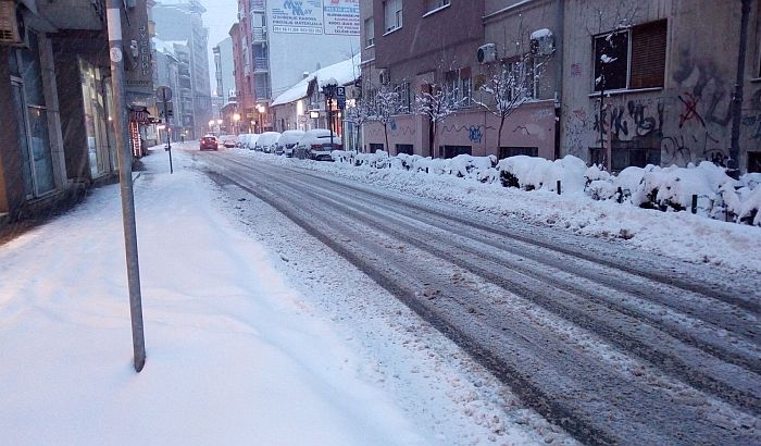 FOTO: Saobraćaj u Novom Sadu usporen, na Zmajevcu 60 centimetara snega