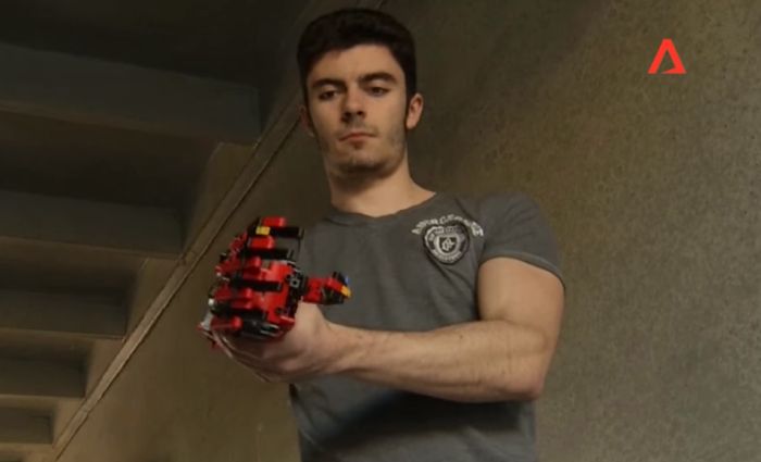 VIDEO: Napravio sebi protetičku ruku od Lego kockica