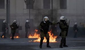 FOTO: Na protestu zbog Zakona o obrazovanju u Atini bacani molotovljevi kokteli
