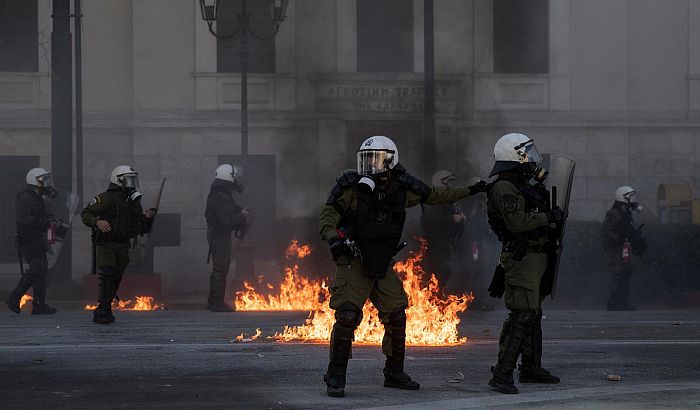 FOTO: Na protestu zbog Zakona o obrazovanju u Atini bacani molotovljevi kokteli