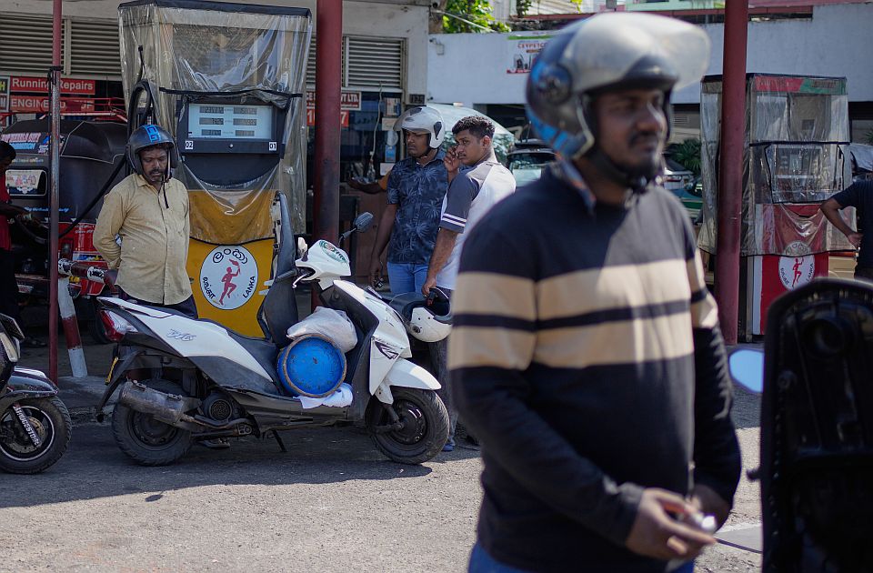 Šri Lanka proglasila sredu neradnim danom i ograničila kupovinu goriva po vozilu