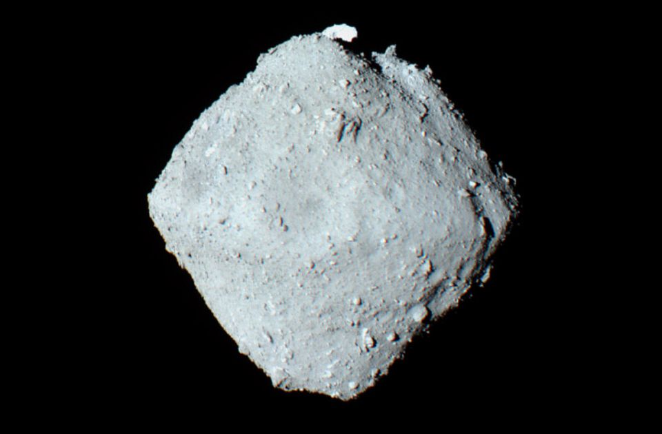 Uzorci sa asteroida Rjugu sadrže ključne gradivne elemente DNK i RNK