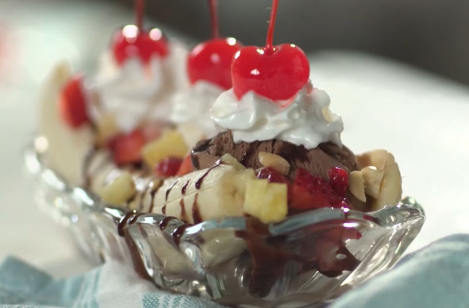 VIDEO: Kako da sami napravite pravi banana split