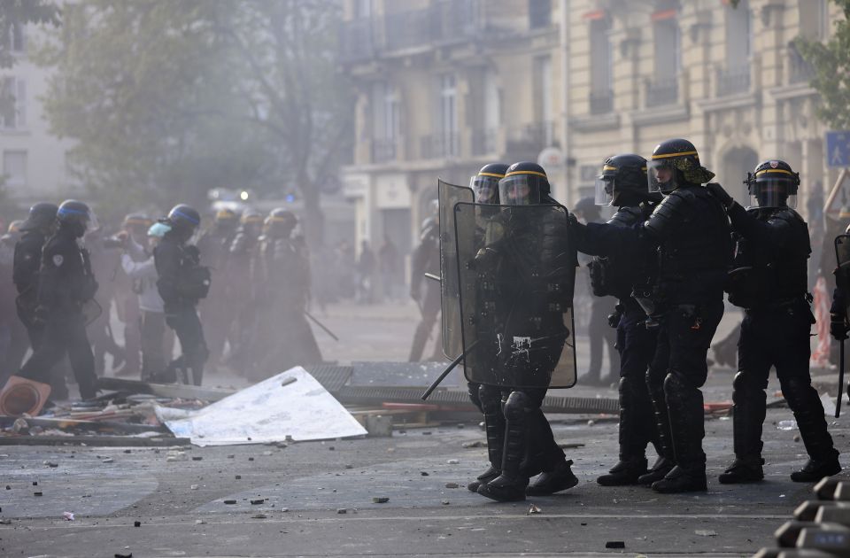 VIDEO Prvi maj u Francuskoj: Protestovalo 800.000 ljudi, 300 uhapšenih, povređeno 100 policajaca...