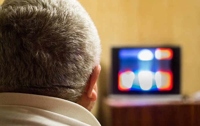 Amerikanci i Kanađani najviše sede pred televizorom