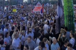 MUP tvrdi da je na Slaviji 34.300 ljudi, Arhiv procenjuje na više od 100.000