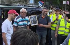 Povređeni deka Veroljub ponovo među studentima: Kod Pravnog proslavio 90. rođendan