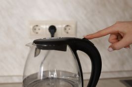 Plastična kuvala oslobađaju gotovo tri milijarde plastičnih čestica u šolju vode
