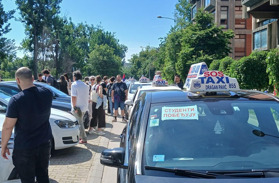 VIDEO: Novosađani organizovano idu na studentski protest u Beogradu