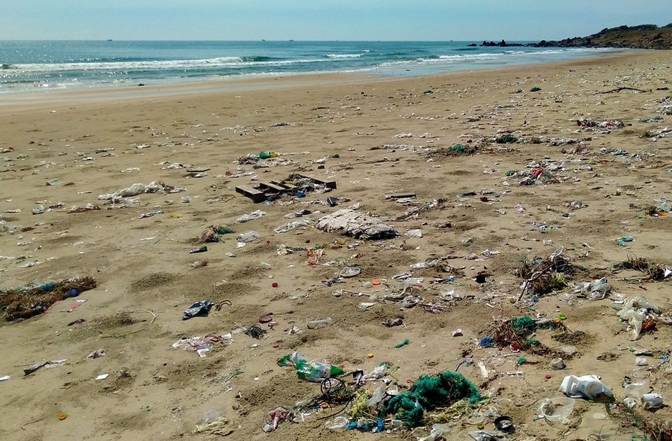 Ambalaža za hranu i piće najveći je izvor priobalnog plastičnog otpada