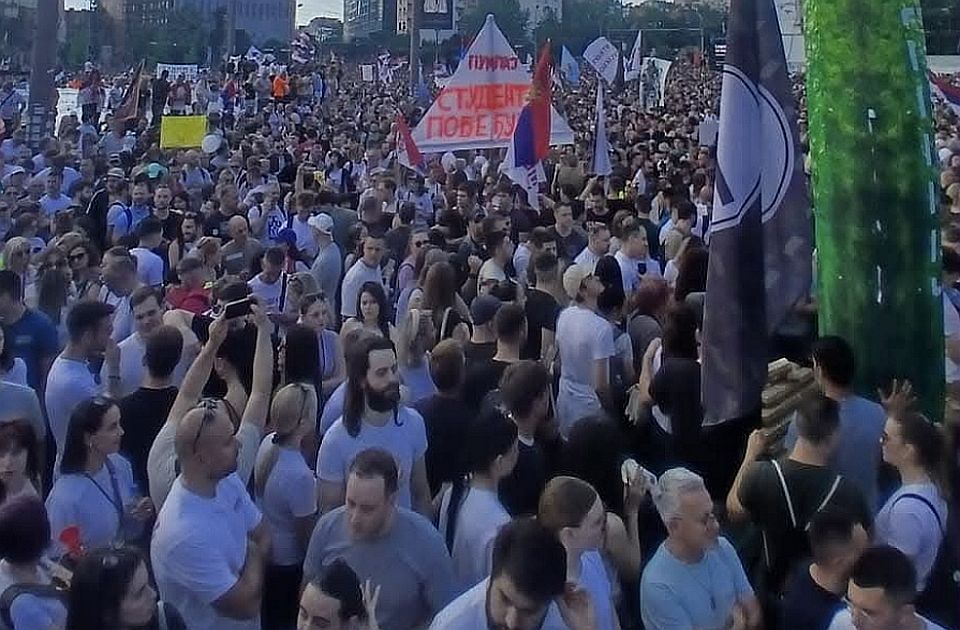 MUP tvrdi da je na Slaviji 34.300 ljudi, Arhiv procenjuje na više od 100.000