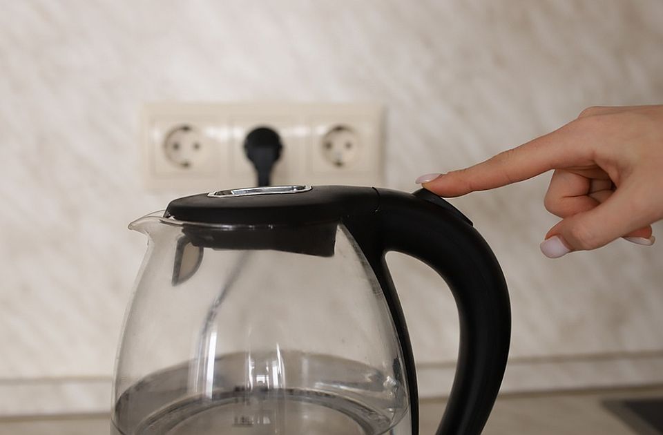 Plastična kuvala oslobađaju gotovo tri milijarde plastičnih čestica u šolju vode