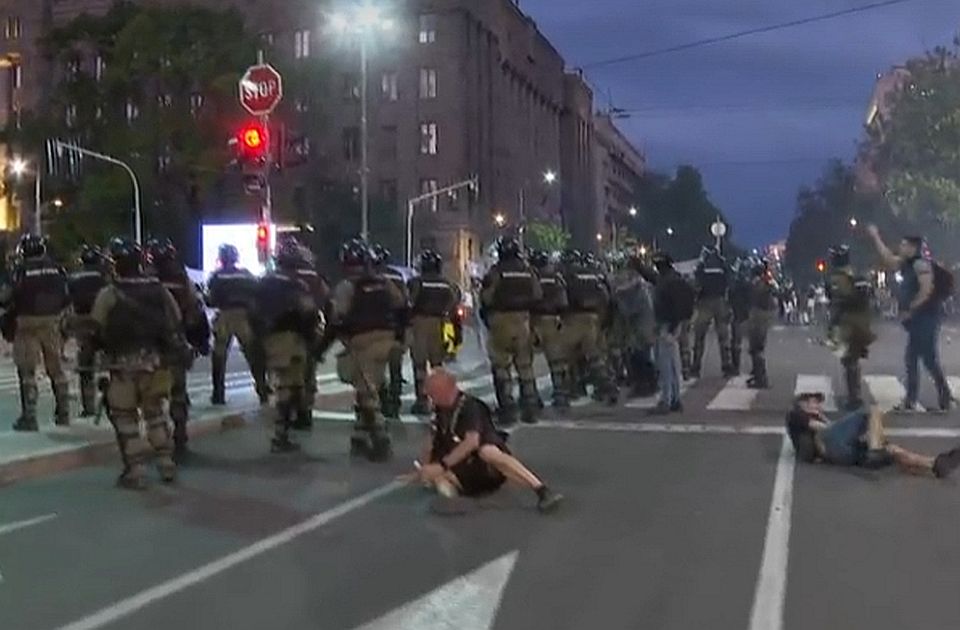  VIDEO: Incidenti oko Ćacilenda posle protesta, više osoba povređeno