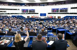 Evroposlanica Van Brent: Vučić nema nameru da se odrekne vlasti, Evropa da ne ponavlja greške 