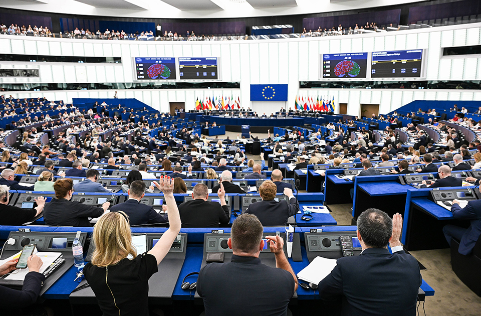 Evroposlanica Van Brent: Vučić nema nameru da se odrekne vlasti, Evropa da ne ponavlja greške 