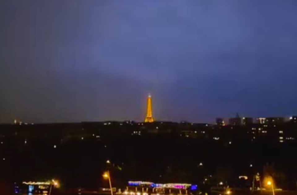 VIDEO Grom pogodio Ajfelov toranj u Parizu