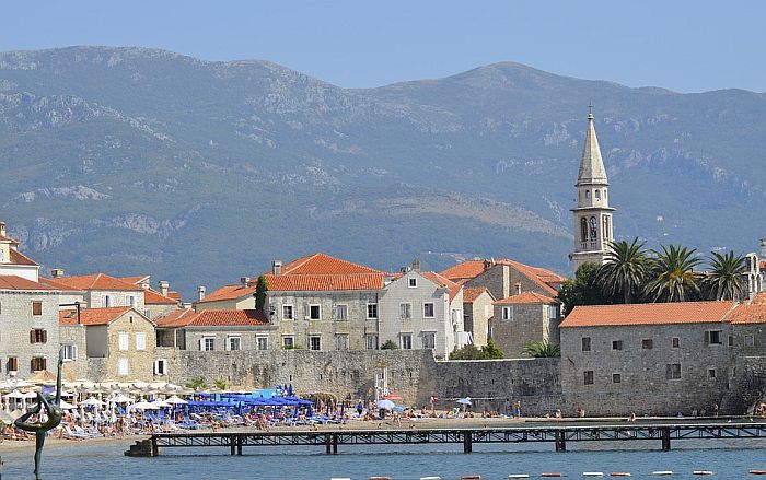 Budva čeka goste iz Srbije, inicijativa da se u državu ulazi i sa serološkim testovima