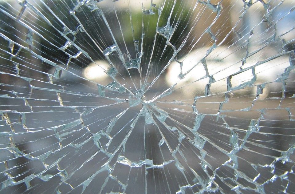 Kombi sleteo sa autoputa kod Sremske Mitrovice, jedna osoba poginula