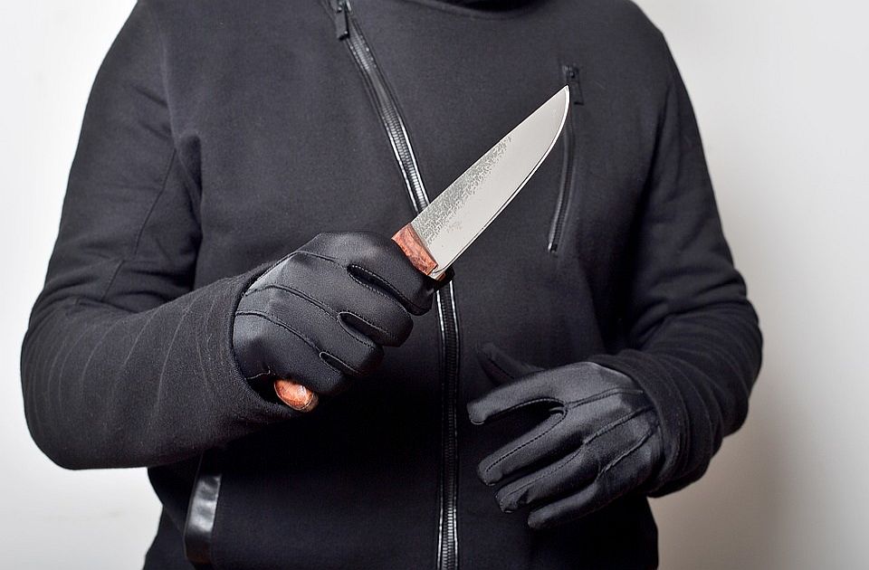 Maskiran i uz pretnju nožem opljačkao radnicu prodavnice u Zmajevu