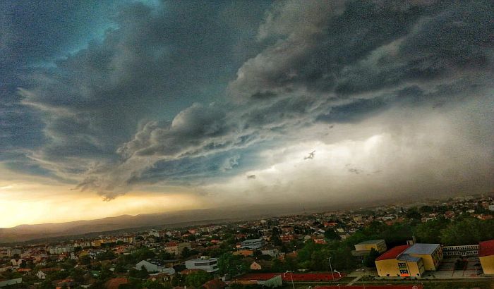 FOTO: Neverovatne fotografije neba nad Novim Sadom pre i posle nevremena