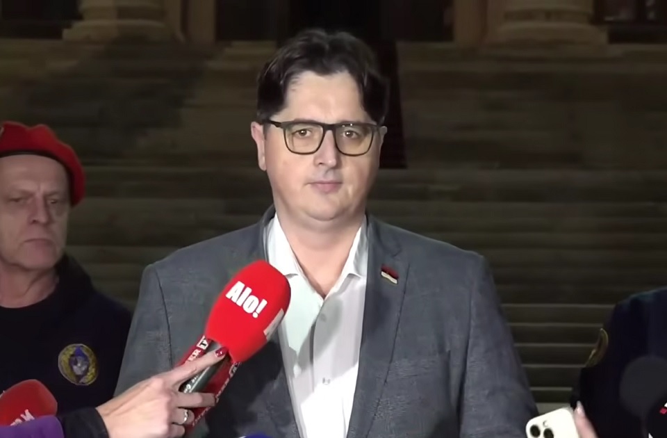 RTS: Narodni poslanik Mrdić osmi dan štrajkuje glađu ispred Skupštine