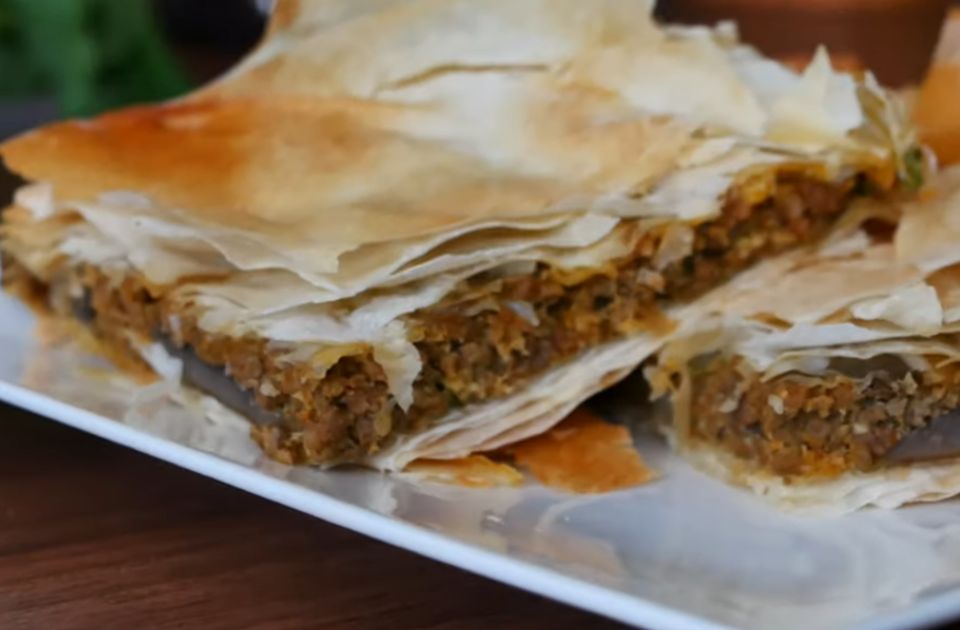 Za ovo vredi uključiti rernu i na plus 30: Pita sa mlevenim mesom, šampinjonima i karijem