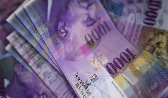 "Švajcarac" se ponovo približava evru, strahuje još 1.000 dužnika
