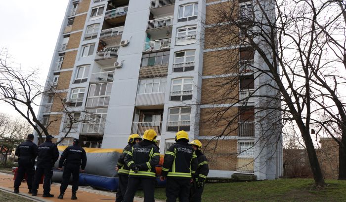 FOTO: Policajci sprečili samoubistvo na Beogradskom keju