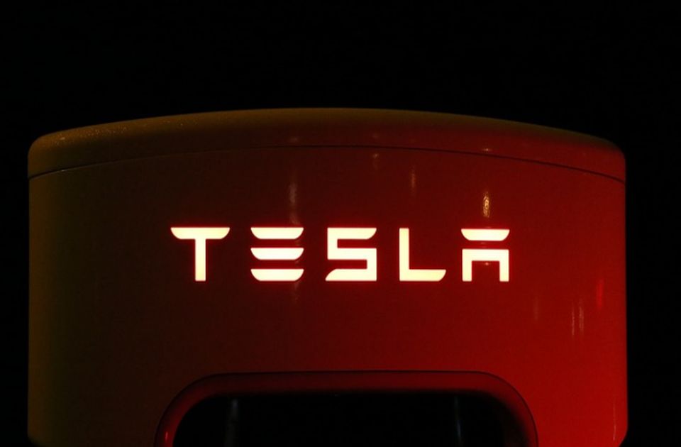 Tesla povlači 16.000 vozila zbog problema sa sigurnosnim pojasevima 