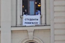 VIDEO: Poslanici DS razvili transparent na zgradi Skupštine 