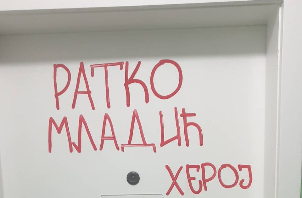 Poruke mržnje na vratima stana odbornika Zeleno-levog fronta u Bačkoj Topoli