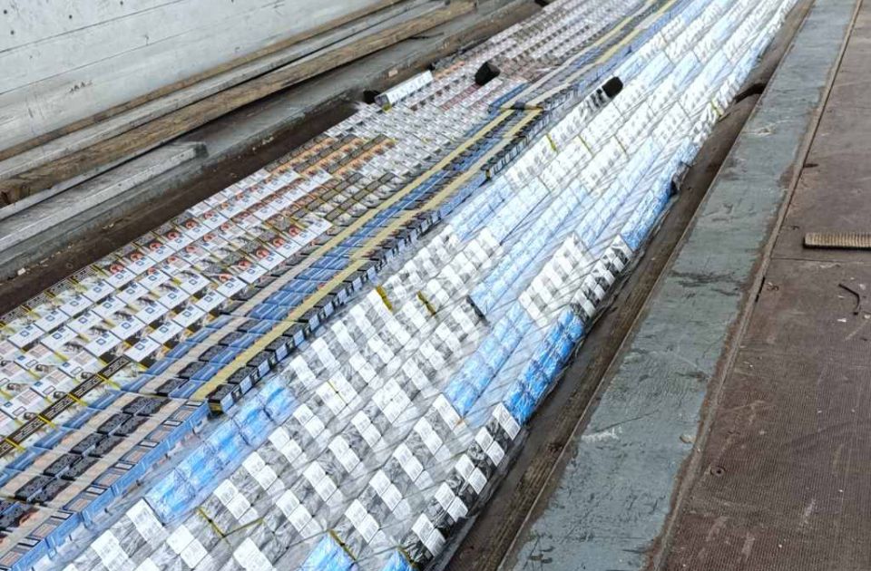 Na Bezdanu u duplom dnu kamiona pronađeno skoro 2.000 boksova cigareta 