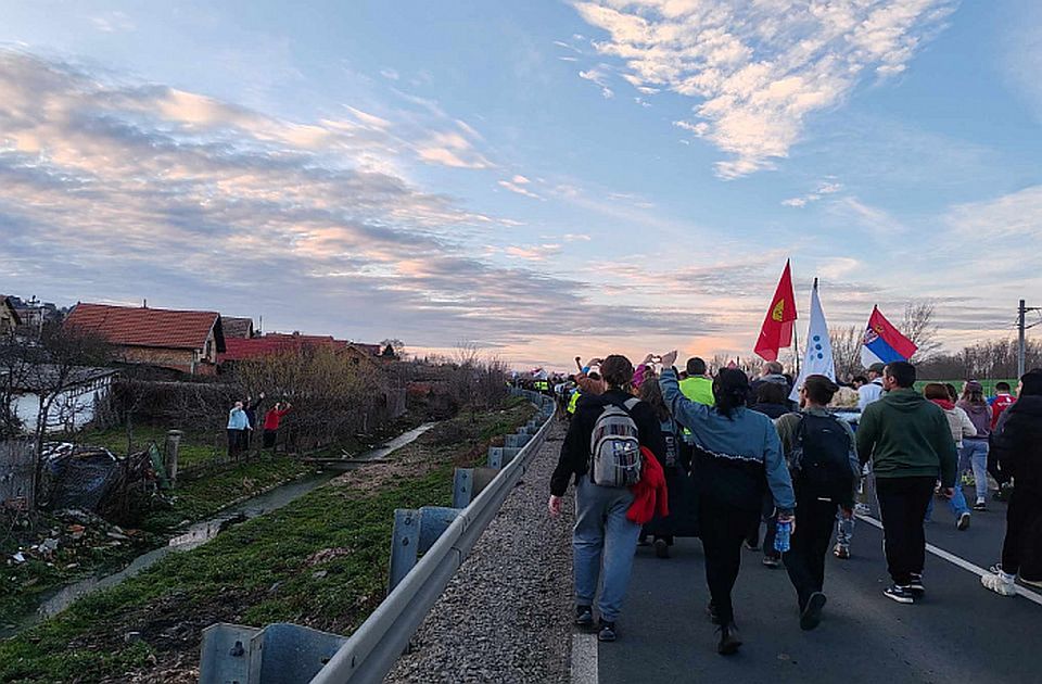 Studenti pešače iz Beograda u Novi Sad na "najveći komemorativni skup u istoriji Srbije"