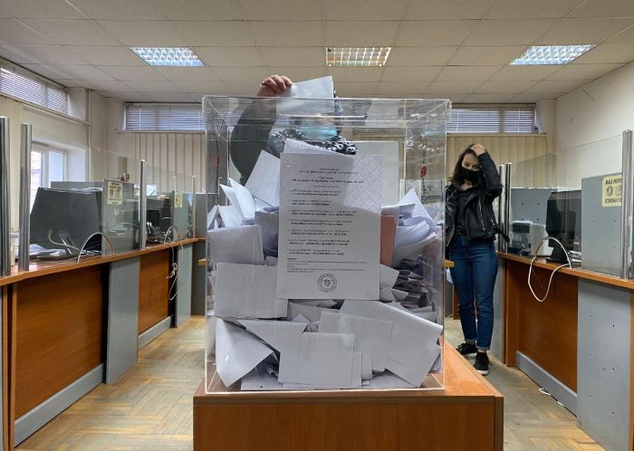 VIDEO: Zatvorena birališta u Kosjeriću, Zaječaru i Preševu, aktivisti sa spiskovima obilazili građane i proveravali da li su glasali