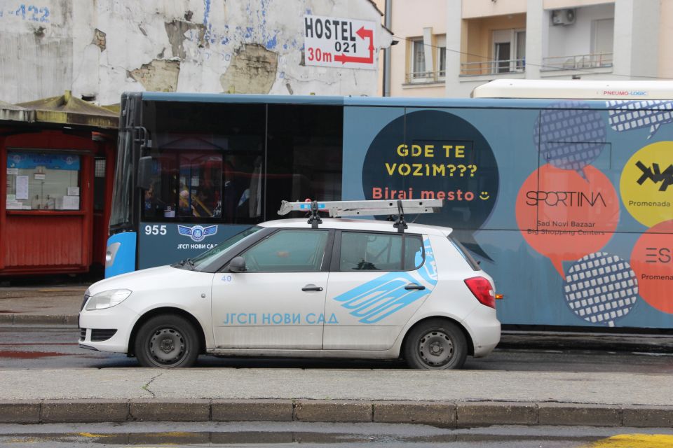 Udarili u parkiran autobus u centru, verbalno napali radnike - vozač 