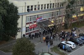 VIDEO: Dekan Patrik Drid u pratnji policije jutros ušao na blokirani DIF