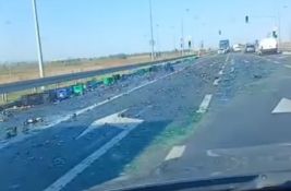 VIDEO Flaše piva ispale iz kamiona na putu kod Novog Sada: Srča rasuta po celom kolovozu
