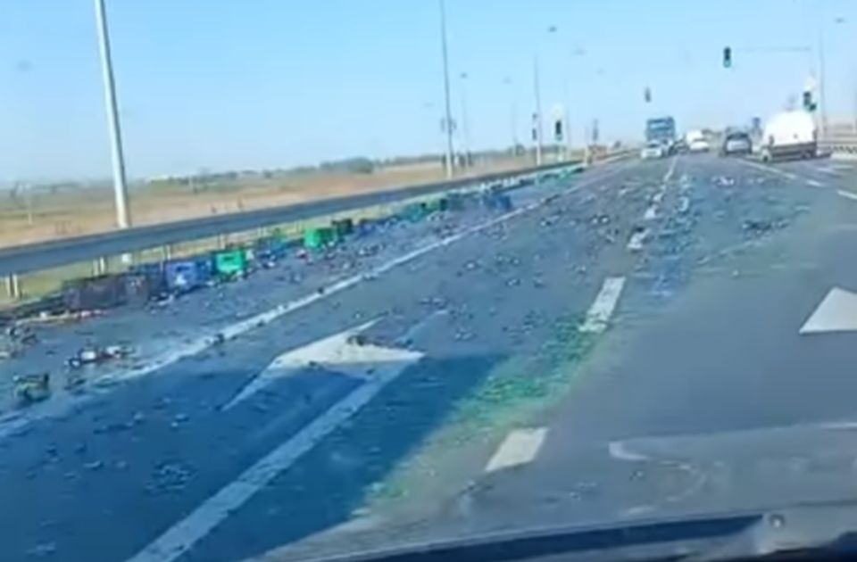 VIDEO Flaše piva ispale iz kamiona na putu kod Novog Sada: Srča rasuta po celom kolovozu VIDEO Flaše piva ispale iz kamiona na putu kod Novog Sada: Srča rasuta po celom kolovozu