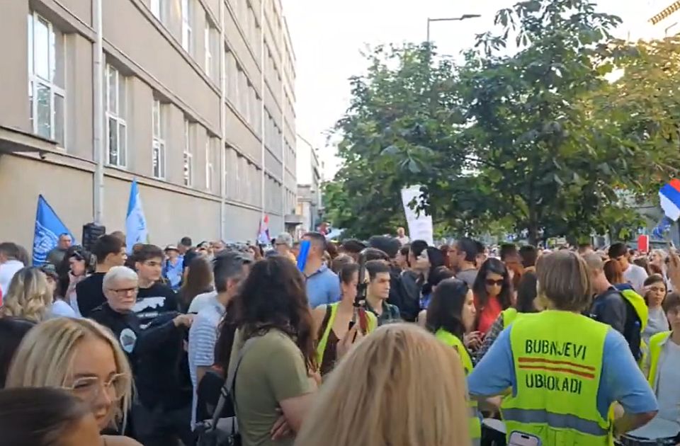 VIDEO: Protest roditelja đaka Pete beogradske gimnazije i građana zbog "nepravednih mera" direktorke VIDEO: Protest roditelja đaka Pete beogradske gimnazije i građana zbog "nepravednih mera" direktorke