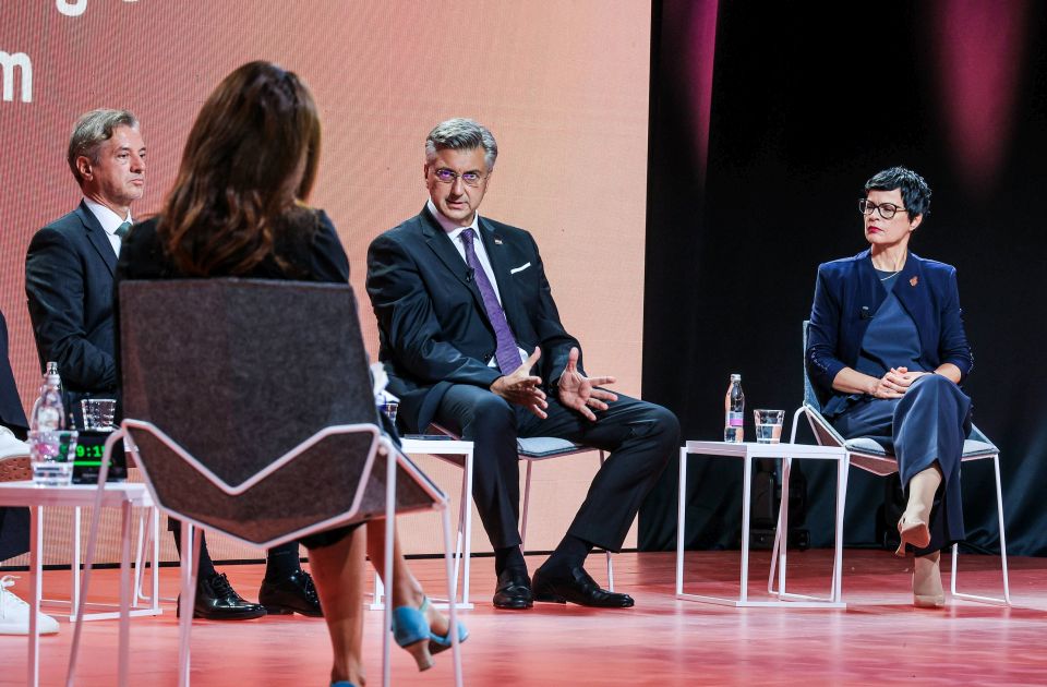 Plenković: "Srbija je na ivici građanskog rata" Plenković: "Srbija je na ivici građanskog rata"