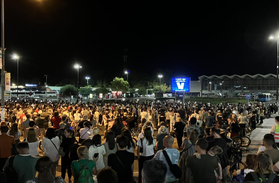 FOTO, VIDEO Više hiljada građana I srednjoškolaca poručilo: Novi Sad pamti FOTO, VIDEO Više hiljada građana I srednjoškolaca poručilo: Novi Sad pamti