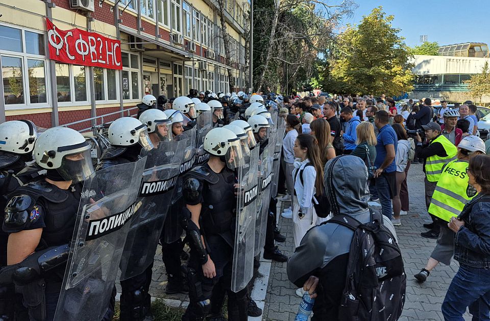 VIDEO: Koškanje građana i policije kod DIF-a, studenti kroz prozor ušli u fakultet VIDEO: Koškanje građana i policije kod DIF-a, studenti kroz prozor ušli u fakultet