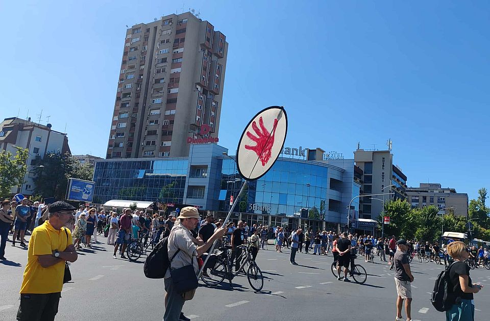 FOTO, VIDEO: Novosađani zastali, tišinom obeležili deset meseci od pada nadstrešnice