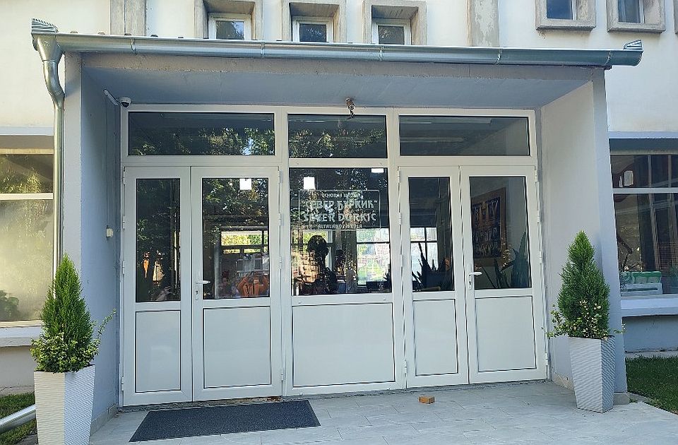 Roditelji učenika škole u Bečeju protestovali jer se plaše za bezbednost, direktorka najavila preseljenje Roditelji učenika škole u Bečeju protestovali jer se plaše za bezbednost, direktorka najavila preseljenje