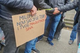 Drugi dan štrajka glađu Milomira Jaćimovića i njegovog sina ispred Banovine